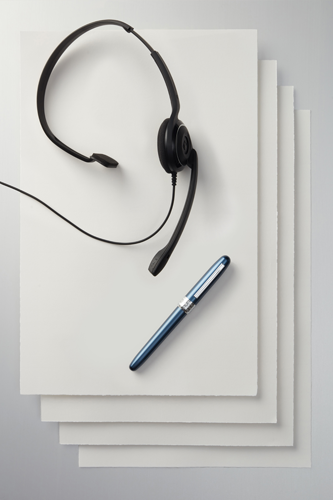Abbildung 2 Inhalte vermitteln: Bildmontage: Büttenpapier mit Füller und Headset